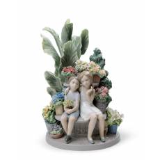 Статуэтка "Секретничая в парке" Lladro 01008506